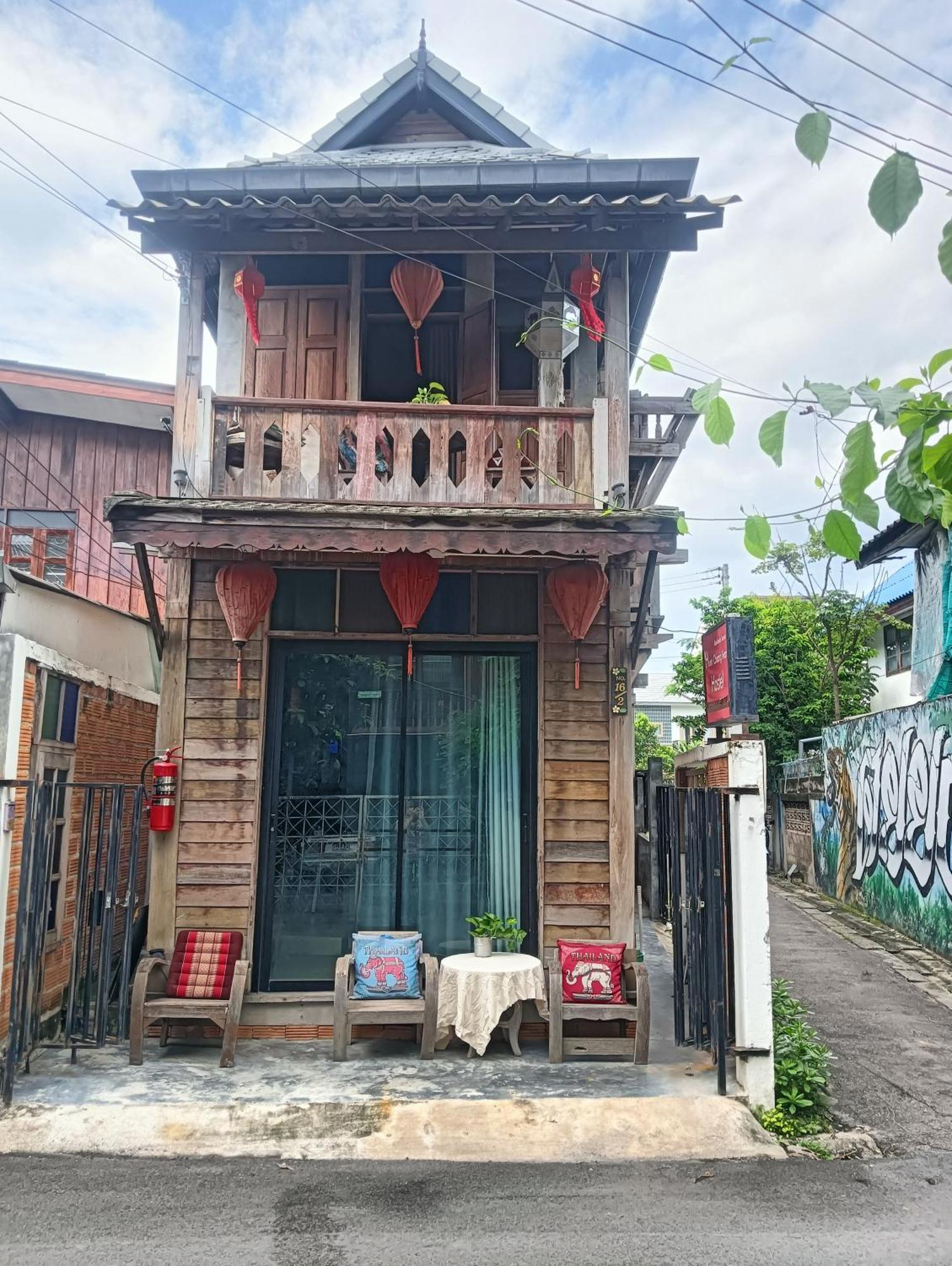 Huen Chiang Man Hostel (Adults Only) Чиангмай Екстериор снимка