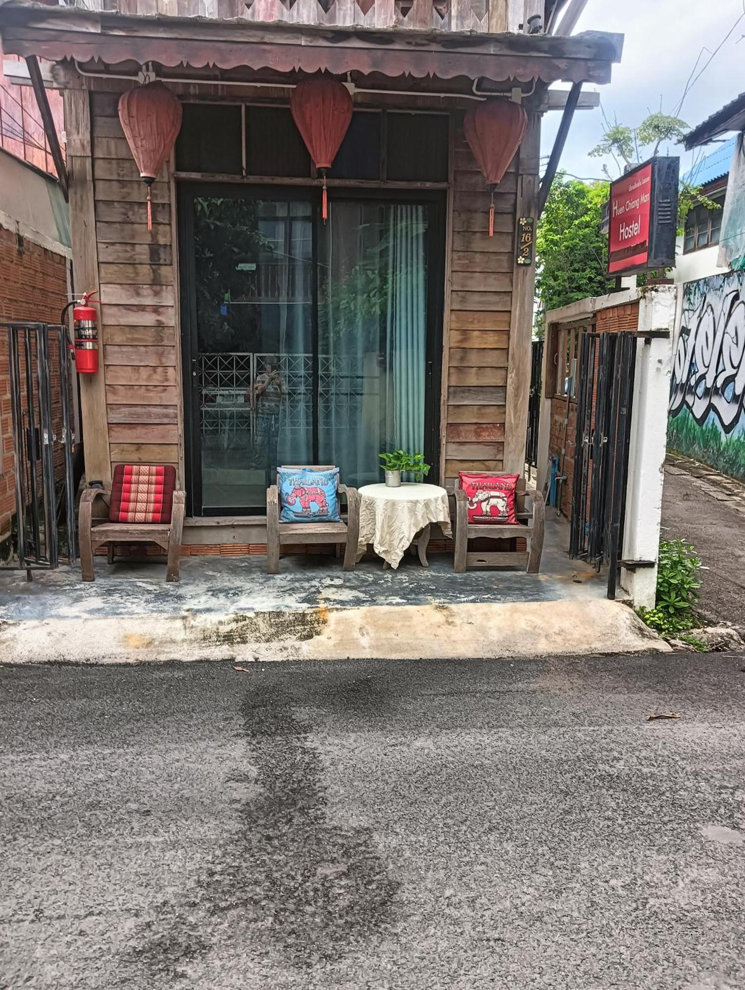 Huen Chiang Man Hostel (Adults Only) Чиангмай Екстериор снимка