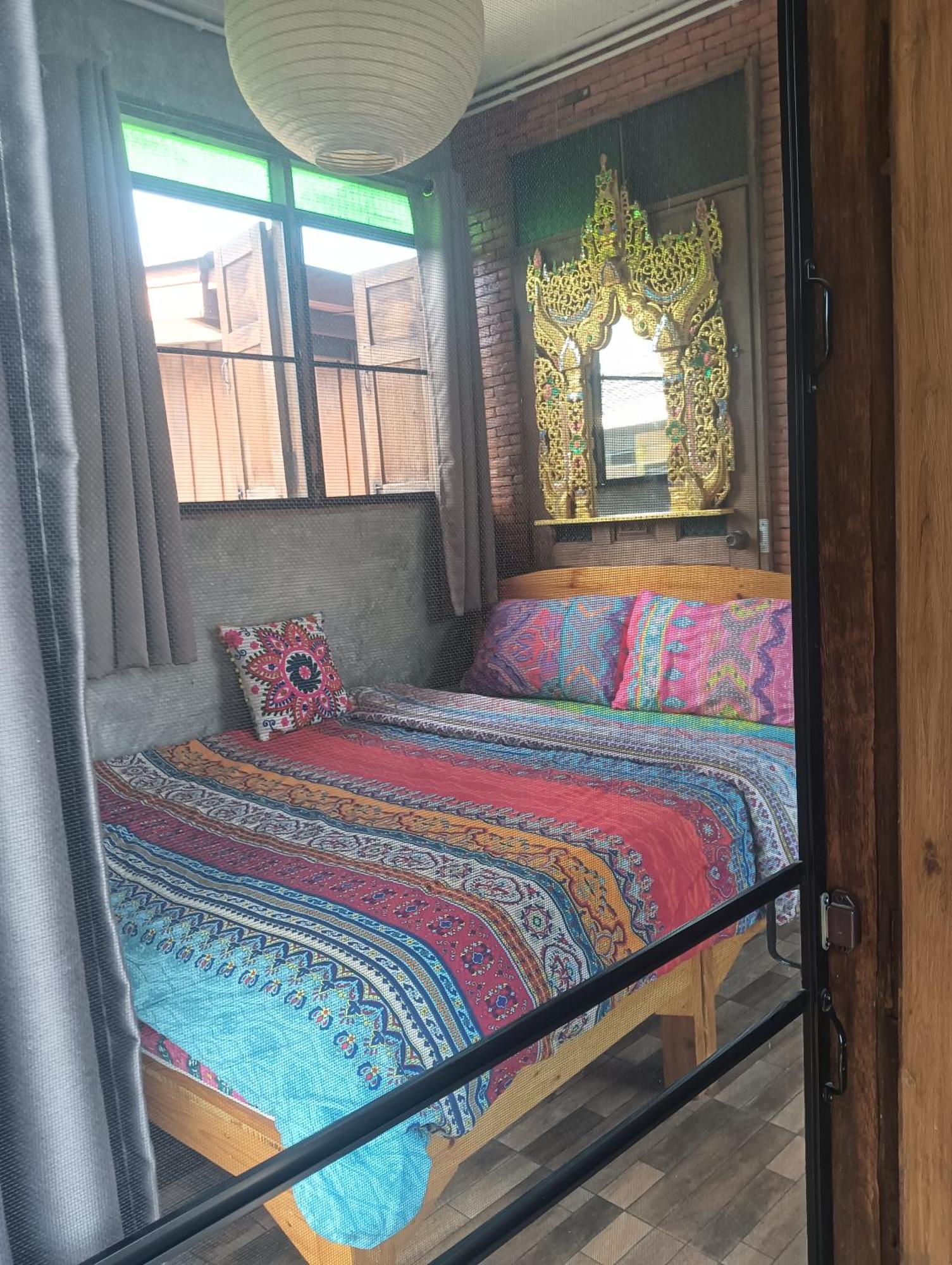 Huen Chiang Man Hostel (Adults Only) Чиангмай Екстериор снимка