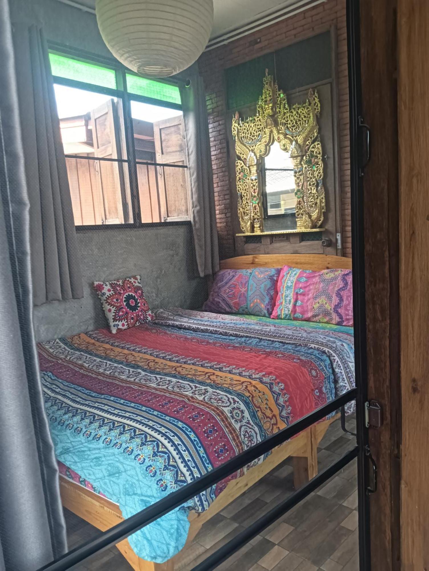 Huen Chiang Man Hostel (Adults Only) Чиангмай Екстериор снимка