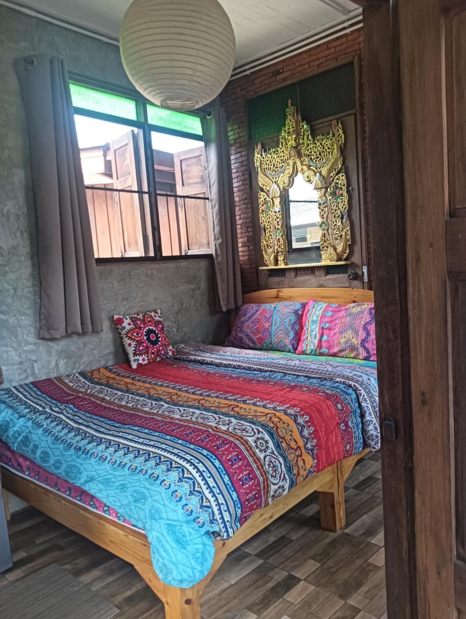 Huen Chiang Man Hostel (Adults Only) Чиангмай Екстериор снимка
