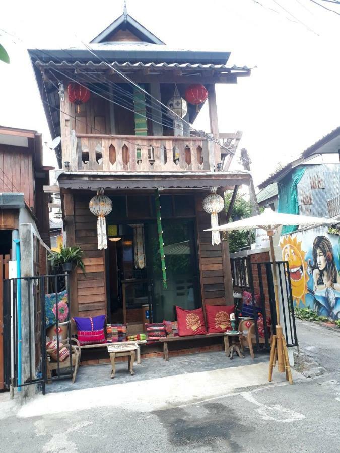 Huen Chiang Man Hostel (Adults Only) Чиангмай Екстериор снимка